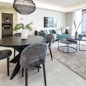 Inf42m- Modern Apartment, Families Only Apartment